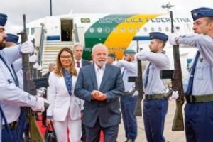 janja-lula-e-militares-viagem-aviao-desembarque-300x186-1