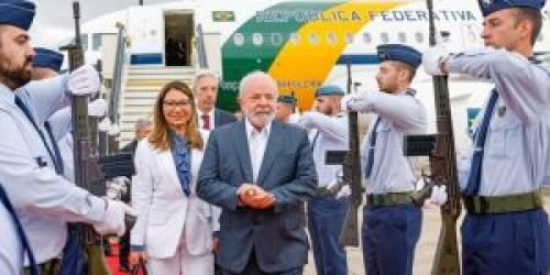 janja-lula-e-militares-viagem-aviao-desembarque-300x186-1