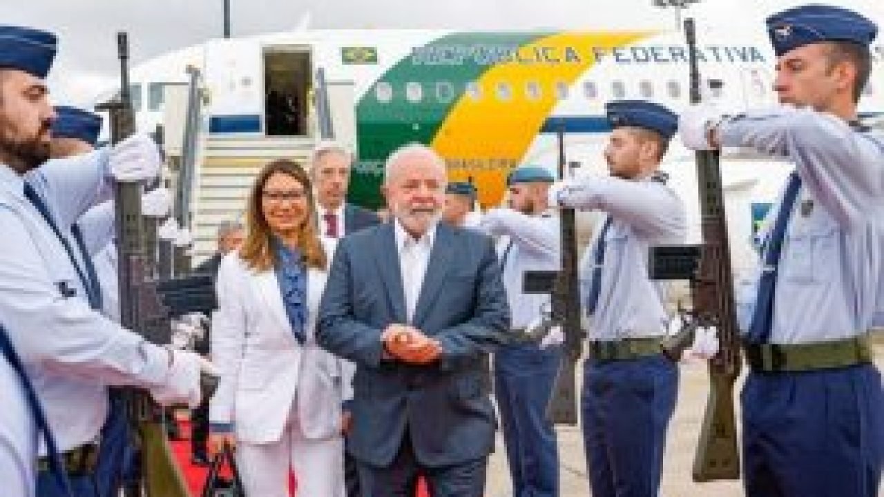 janja-lula-e-militares-viagem-aviao-desembarque-300x186-1