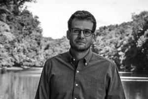 Imagem em preto e branco do autor John Green — Foto: 1 de 1 Imagem em preto e br