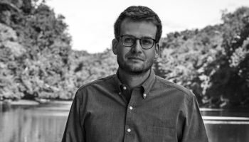 Imagem em preto e branco do autor John Green — Foto: 1 de 1 Imagem em preto e br