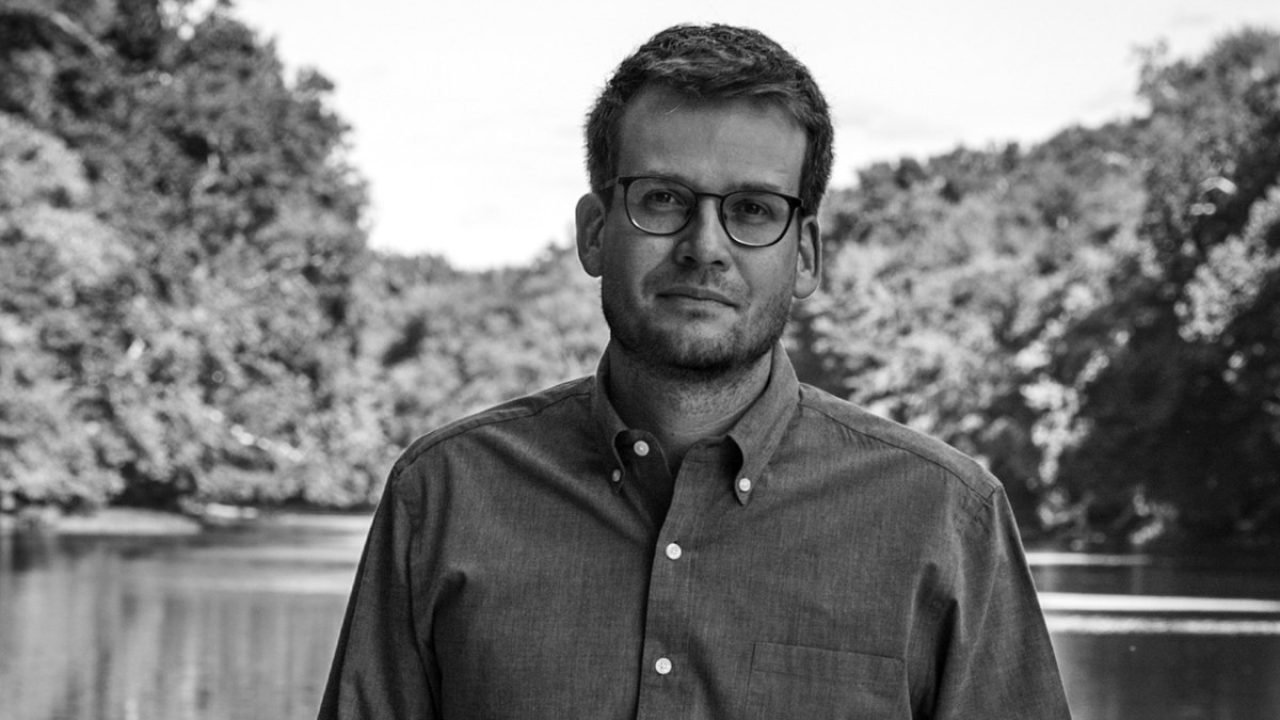 Imagem em preto e branco do autor John Green — Foto: 1 de 1 Imagem em preto e br