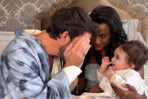 Foto: 1 de 1 Jonathan Bailey, Simone Ashley e bebê nos bastidores da série Bridg