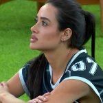 Foto: 1 de 1 Imagem colorida de Jordana sentada no gramado do BBB 26 - Metrópole