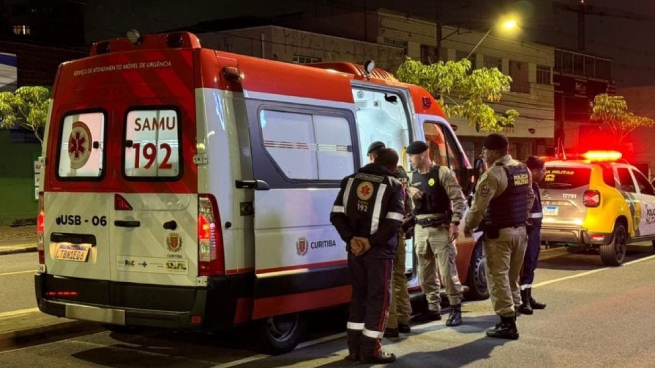 Vítima de 23 anos foi esfaqueada ao reagir a assalto e atendida por equipes médi