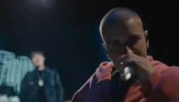 Foto: 1 de 1 Imagem colorida de Justin Bieber cantando Baby com o clipe passando