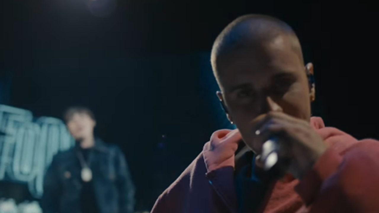 Foto: 1 de 1 Imagem colorida de Justin Bieber cantando Baby com o clipe passando