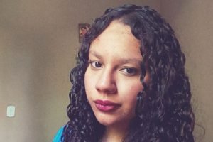 Kamila da Silva Santos, 18 anos, enfrenta desafios diários para estudar na rede