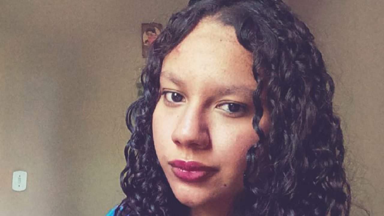 Kamila da Silva Santos, 18 anos, enfrenta desafios diários para estudar na rede