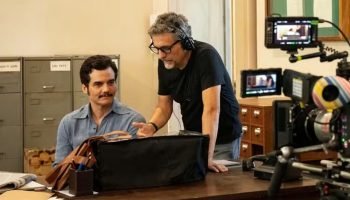 Kleber Mendonça Filho e Wagner Moura em cena de 'o agente secreto' que ganha des