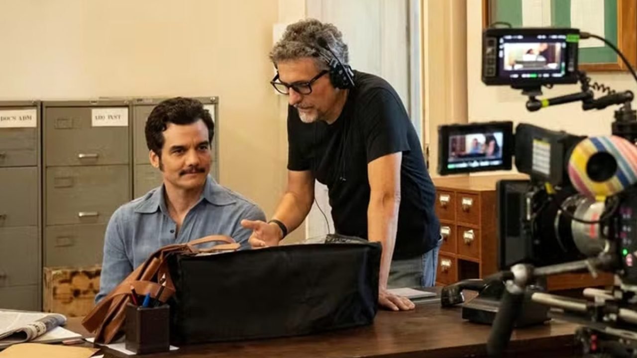 Kleber Mendonça Filho e Wagner Moura em cena de 'o agente secreto' que ganha des