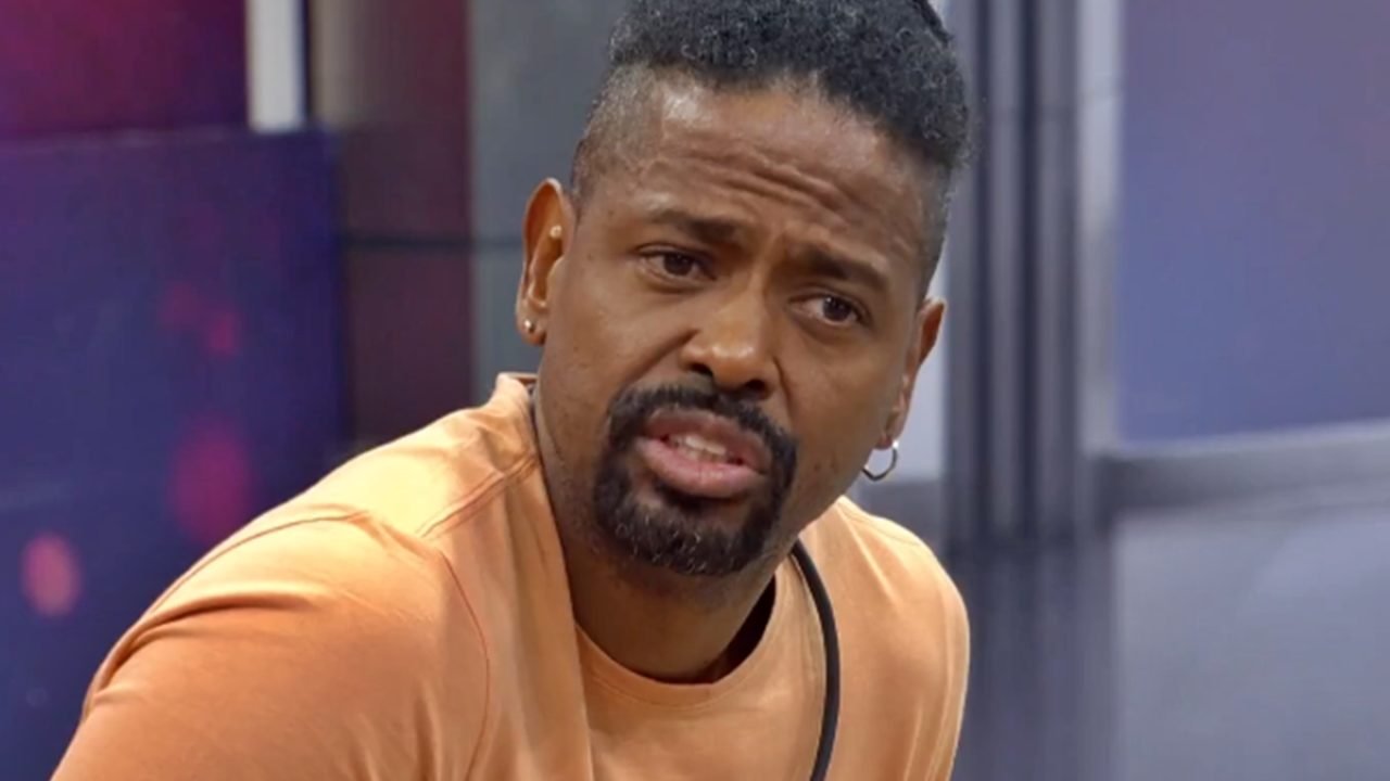 Foto: 1 de 1 Leandro, o Boneco, no BBB 26 - Foto: Reprodução/BBB