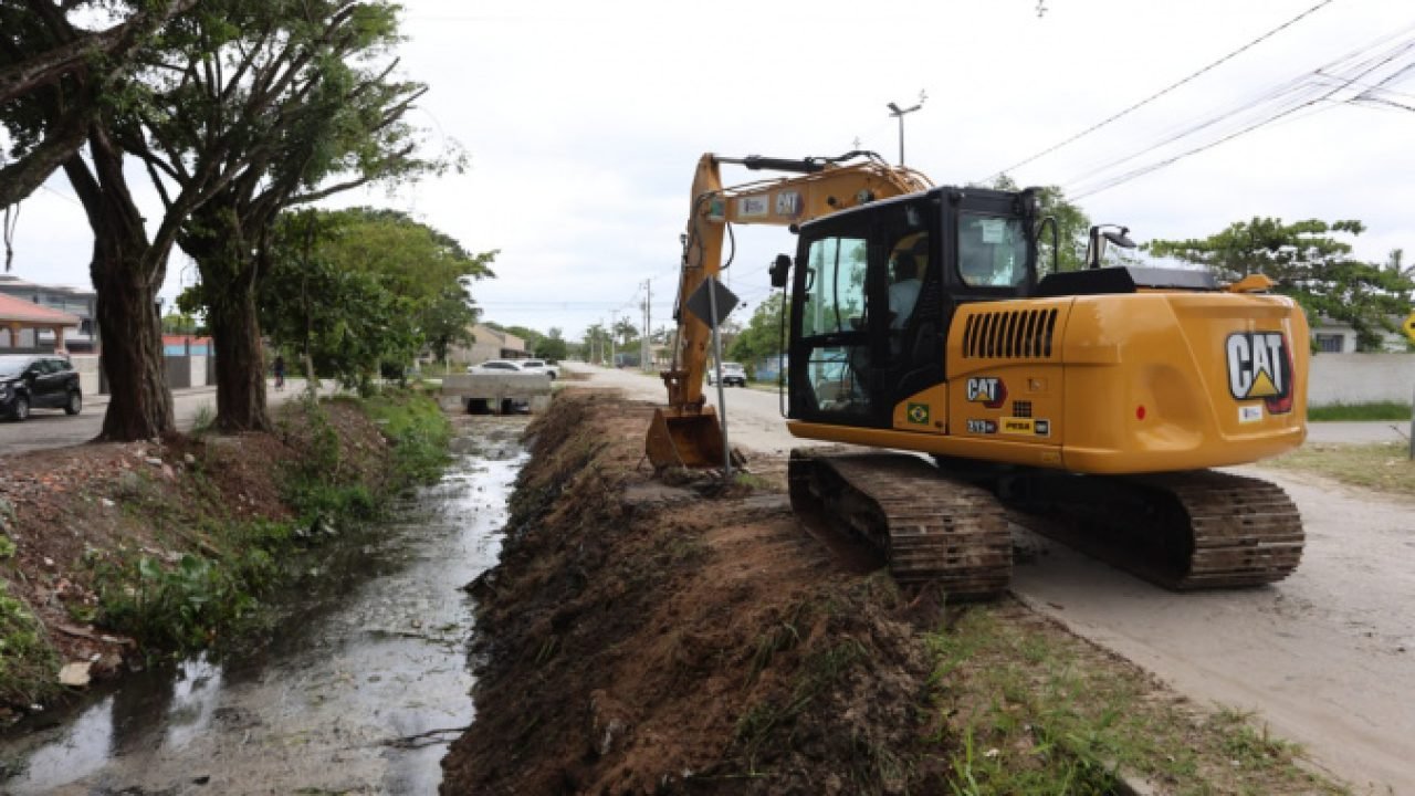 Limpeza e desassoreamento de canais no Litoral do Paraná — Foto: Governo do Para