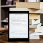 Foto: 1 de 1 livros e kindle - Foto: Perfecto Capucine/ Pexels