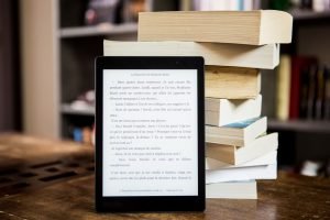 Foto: 1 de 1 livros e kindle - Foto: Perfecto Capucine/ Pexels