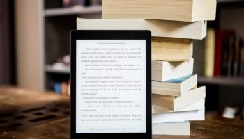 Foto: 1 de 1 livros e kindle - Foto: Perfecto Capucine/ Pexels