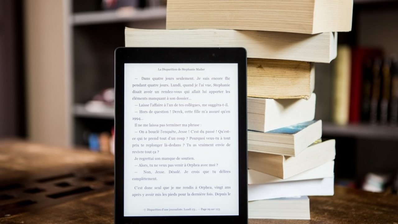 Foto: 1 de 1 livros e kindle - Foto: Perfecto Capucine/ Pexels