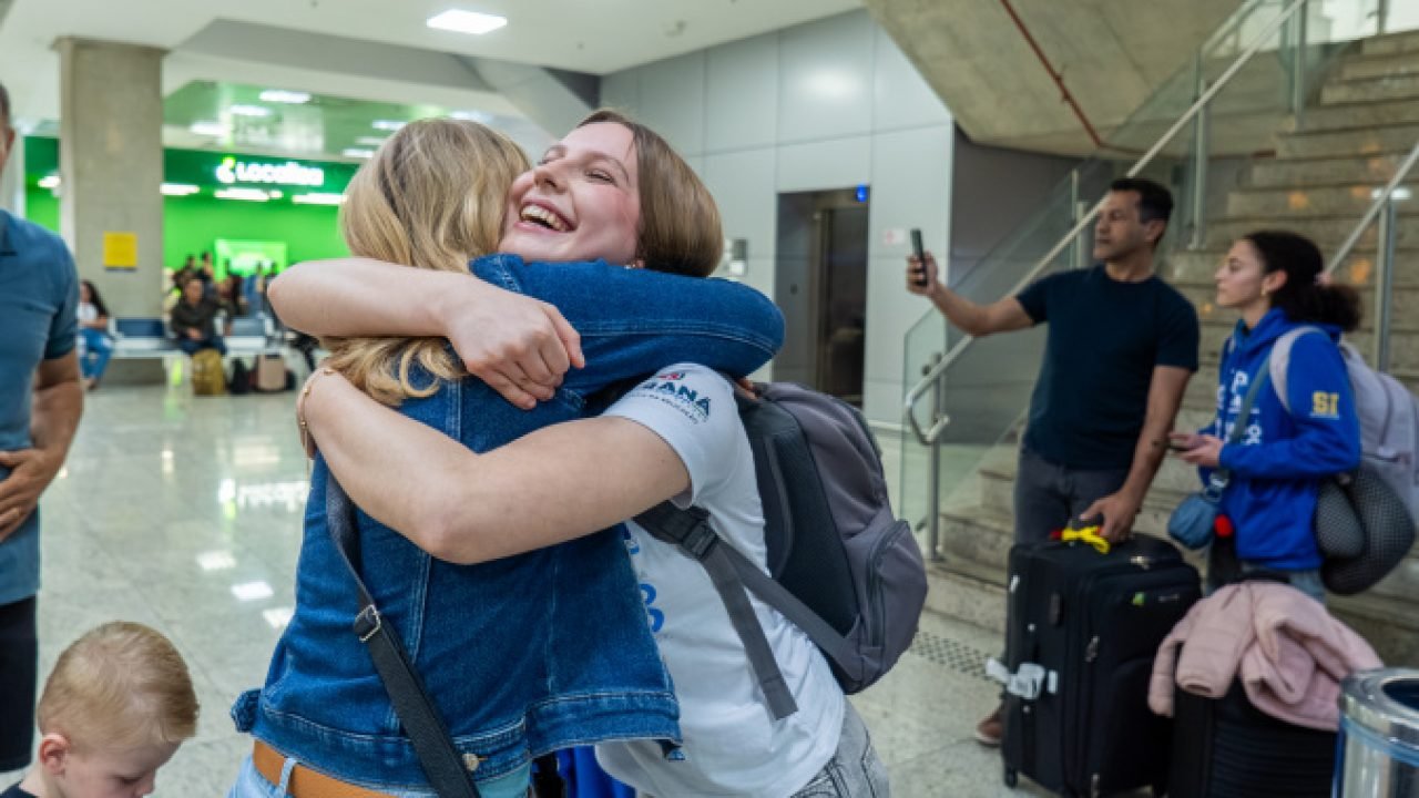Estudantes do Programa Ganhando o Mundo retornam do Reino Unido — Foto: Governo