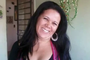 Um homem encapuzado invadiu a residência e cometeu o crime — Foto: Um homem enca