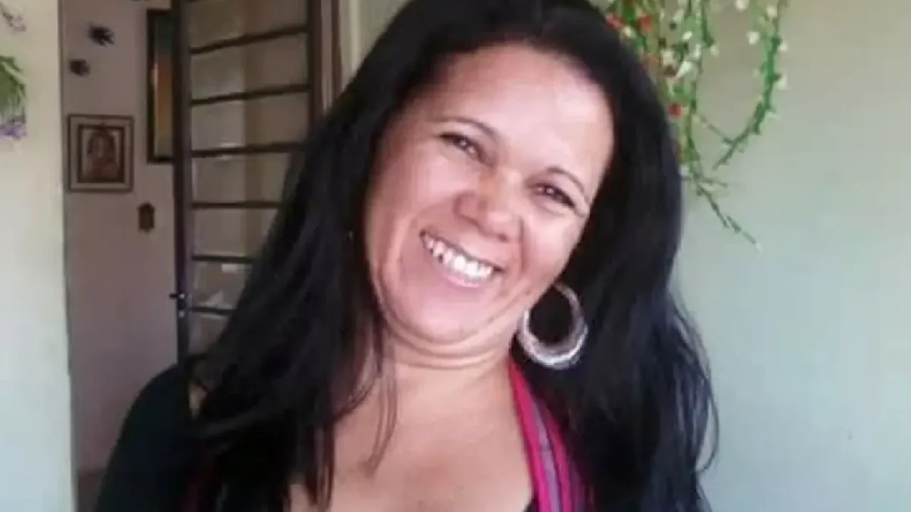 Um homem encapuzado invadiu a residência e cometeu o crime — Foto: Um homem enca