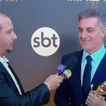 Huck esteve na emissora para receber parte dos troféus conquistados ao longo da
