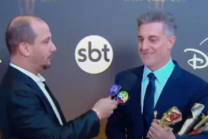 Huck esteve na emissora para receber parte dos troféus conquistados ao longo da