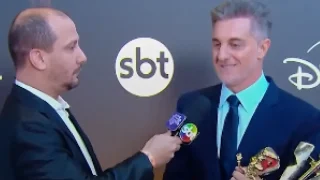 Huck esteve na emissora para receber parte dos troféus conquistados ao longo da