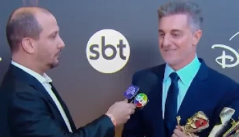 Huck esteve na emissora para receber parte dos troféus conquistados ao longo da
