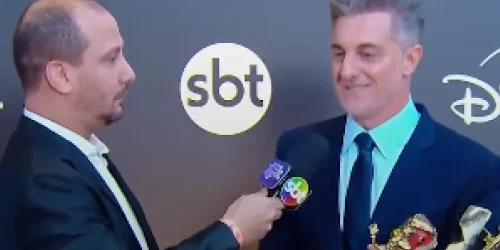 Huck esteve na emissora para receber parte dos troféus conquistados ao longo da