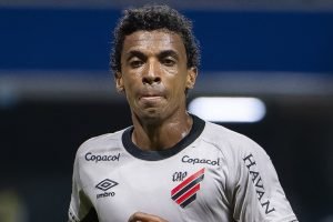 luiz-gustavo-volante-athletico