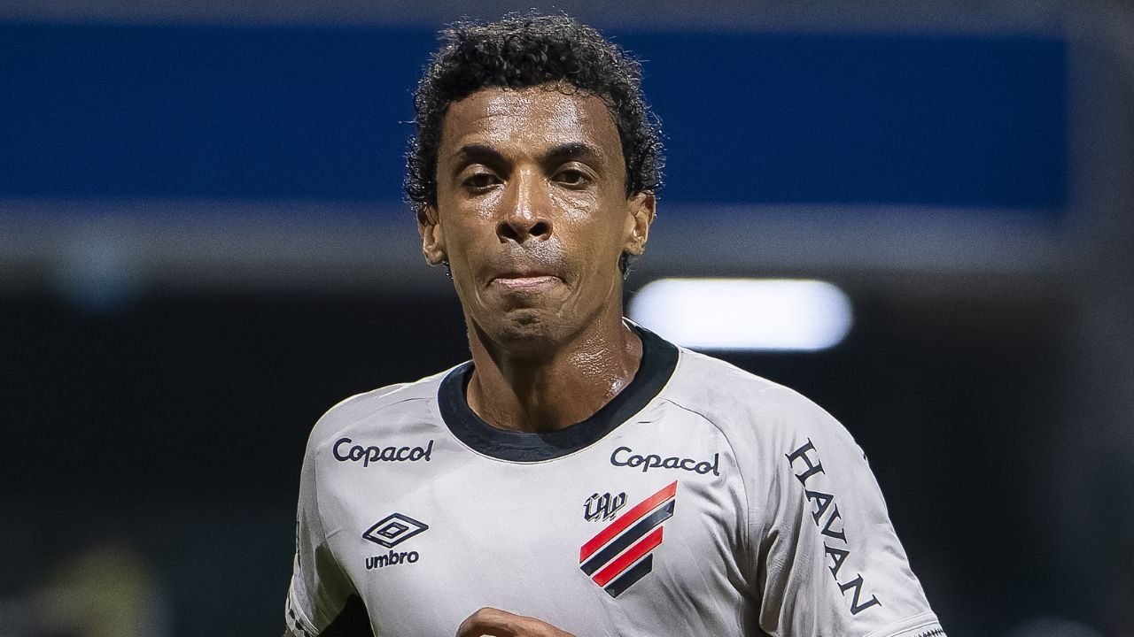 luiz-gustavo-volante-athletico