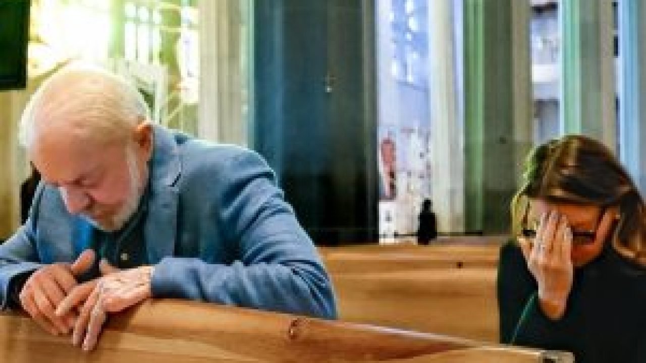 luiz-inacio-lula-da-silva-e-janja-rezam-de-joelhos-300x211-1