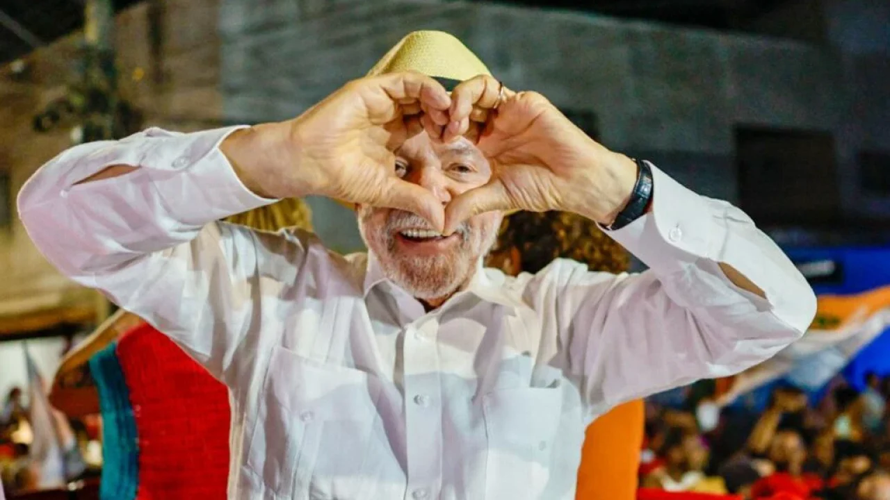 lula-coracao-maos-1024x698-1