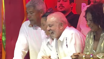 Momento em que a banda BaianaSystem canta no camarote do governo da Bahia durant