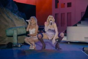 Foto: 1 de 1 Madonna e Sabrina Carpenter no segundo fim de semana do Coachella 2