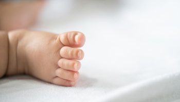 O homem, que é conhecido da mãe da vítima, cometeu a violência sexual. (Reproduz