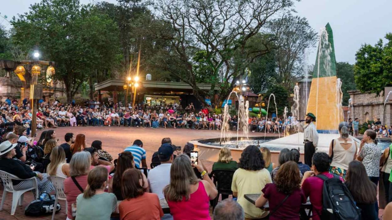 Lenda indígena da criação das Cataratas do Iguaçu: show diário no Marco — Foto: