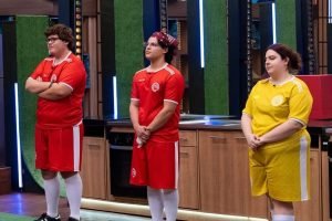 MasterChef Brasil 2026 Amadores. Três pessoas em pé. — Foto: 1 de 1 MasterChef B