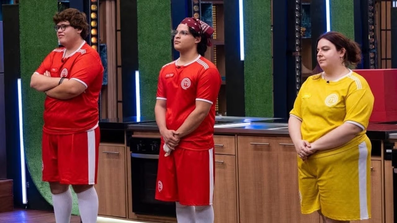 MasterChef Brasil 2026 Amadores. Três pessoas em pé. — Foto: 1 de 1 MasterChef B