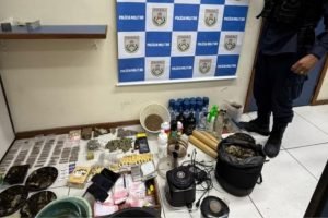 materiais-para-confeccao-de-drogas-apreendidos-em-apartamento-incendiado-em-copacabana-750x423-1