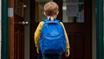 Criança entregue por engano — Foto: Freepik.