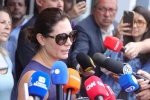 Michelle Bolsonaro fala com a imprensa no início da tarde — Foto: 1 de 1 Imagem