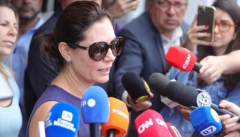 Michelle Bolsonaro fala com a imprensa no início da tarde — Foto: 1 de 1 Imagem