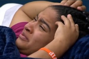 Tia Milena cai no choro após visita ao confessionário do BBB 26 — Foto: 1 de 1 T