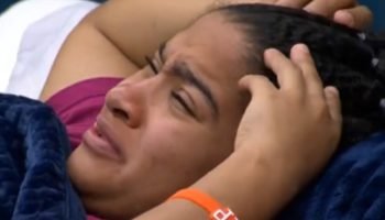 Tia Milena cai no choro após visita ao confessionário do BBB 26 — Foto: 1 de 1 T