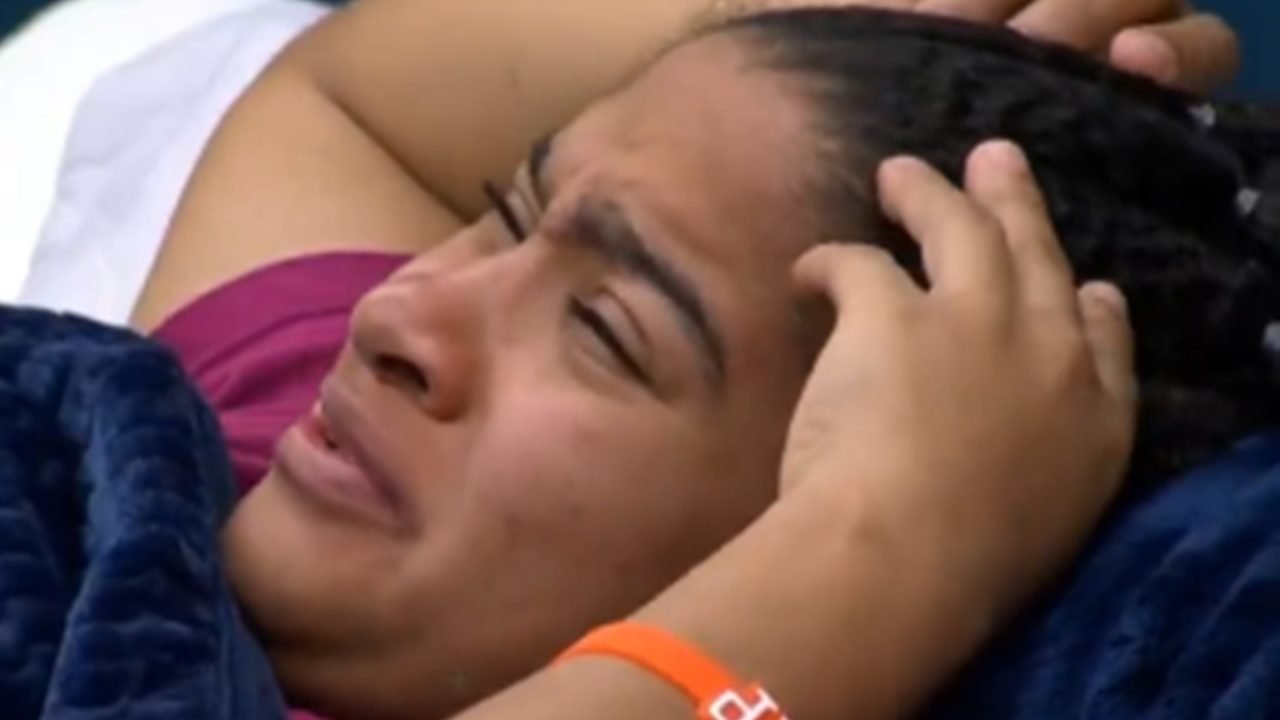 Tia Milena cai no choro após visita ao confessionário do BBB 26 — Foto: 1 de 1 T