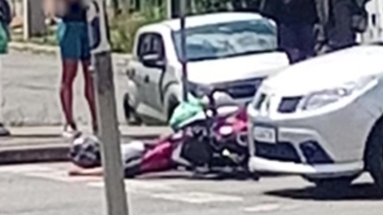 Foto: Motociclista é morto a tiros em plena luz do dia no bairro Uberaba (Foto: