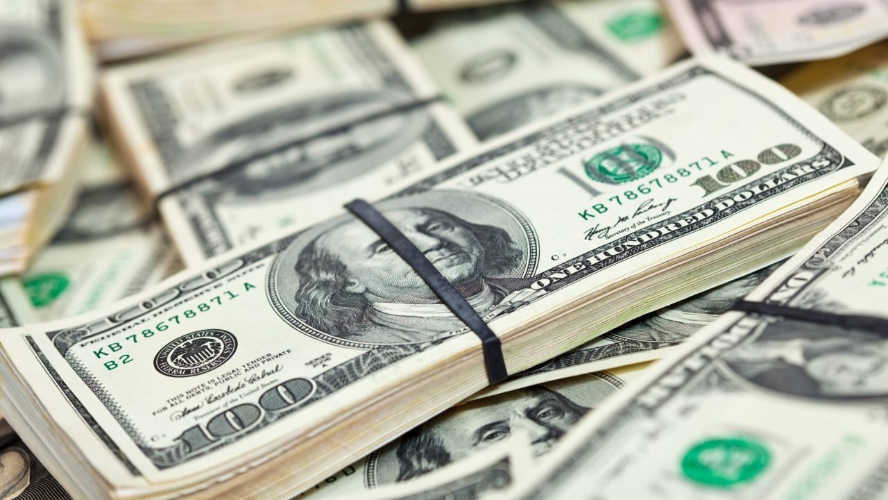 muitas-notas-de-dolares-dos-eua
