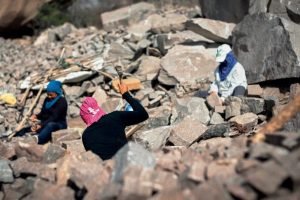 A imagem retrata a rotina das baianas que ganham a vida com a quebra de pedras n