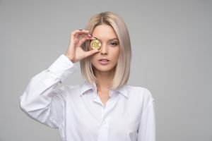 mulher-bitcoin-divulgacao